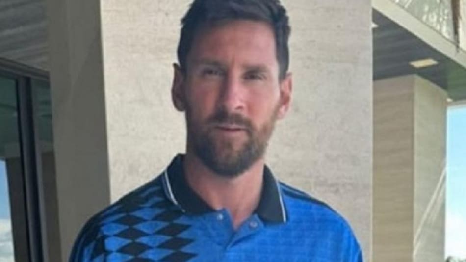 Messi con camiseta de Maradona. Foto: captura de video.