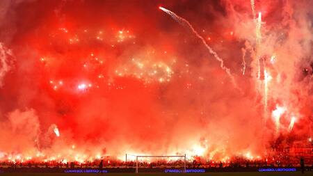 Pirotecnia en el River - Atlético Mineiro por la Copa Libertadores. Foto: REUTERS.