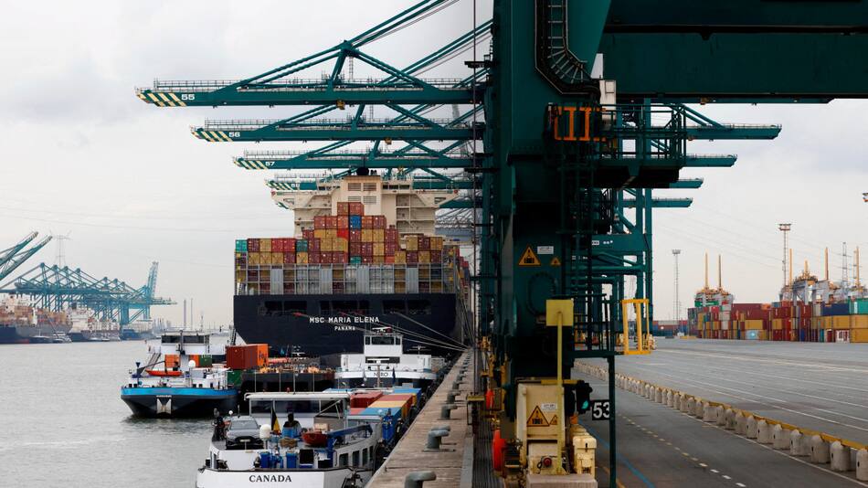 Ataques en el Mar Rojo obligan a desviar buques y perturban cadenas de abastecimiento. Reuters
