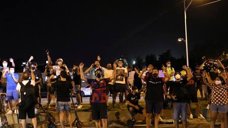 Hinchas de Barcelona apoyan a Messi y piden renuncia de Bartomeu en manifestación frente al Camp Nou, Reuters