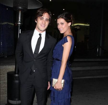Diego Boneta y Stephanie Salas