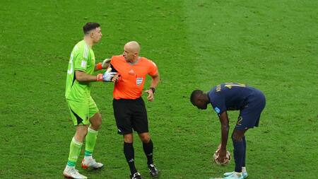 Emiliano Martínez en el penal ante Kolo Muani en el Mundial de Qatar. Foto: REUTERS.