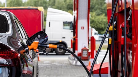 Distintas empresas ofrecen importantes descuentos en noviembre a la hora de cargar nafta y gasoil. Foto: Reuters.