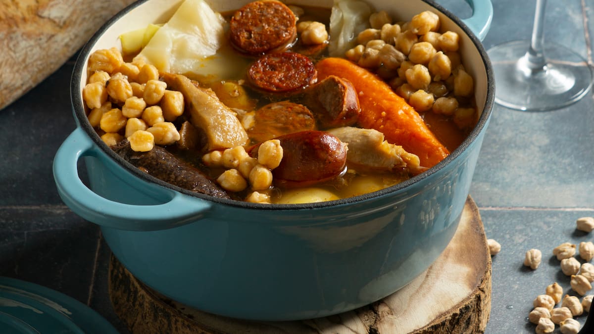 Con porotos blancos y carnes cocidas a fuego lento: cómo hacer cassoulet, el guiso francés que combate el frío
