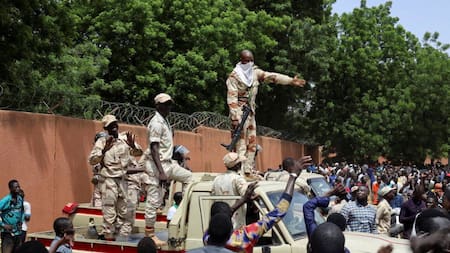 Las fuerzas de seguridad de Níger se preparan para dispersar a los manifestantes a favor de la junta reunidos frente a la embajada francesa, en Niamey, la capital de Níger. Foto: Reuters