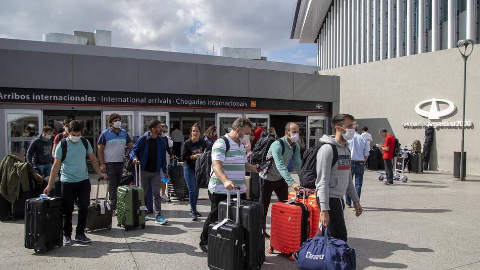 Coronavirus, Argentina, pasajeros en Ezeiza, NA