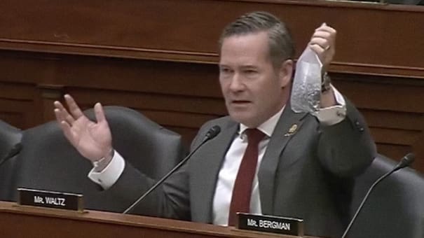 Congresista expuso ante el secretario de la Fuerza Aérea el enorme gasto militar de EEUU