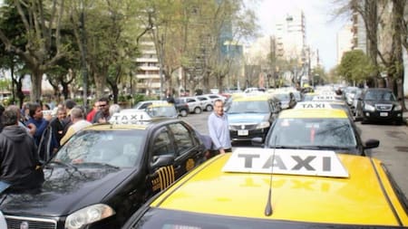 Protestas de taxis en Mar del Plata contra Uber (0223)