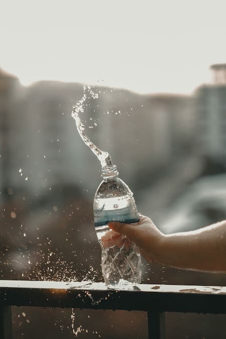 Agua embotellada, microplásticos. Foto Unsplash