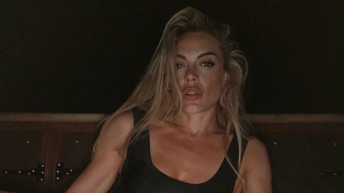 El atrevido look de Emilia Attias para una producción de fotos en Punta del Este: topless y túnica de red negra