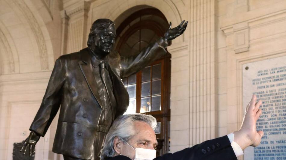 Alberto Fernández junto a la estatua de Néstor Kirchner, NA