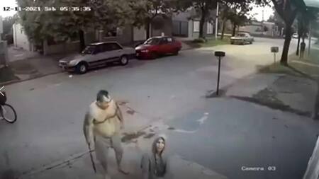 Corrió a un ladrón con un machete y lo obligó a pedir perdón de rodillas