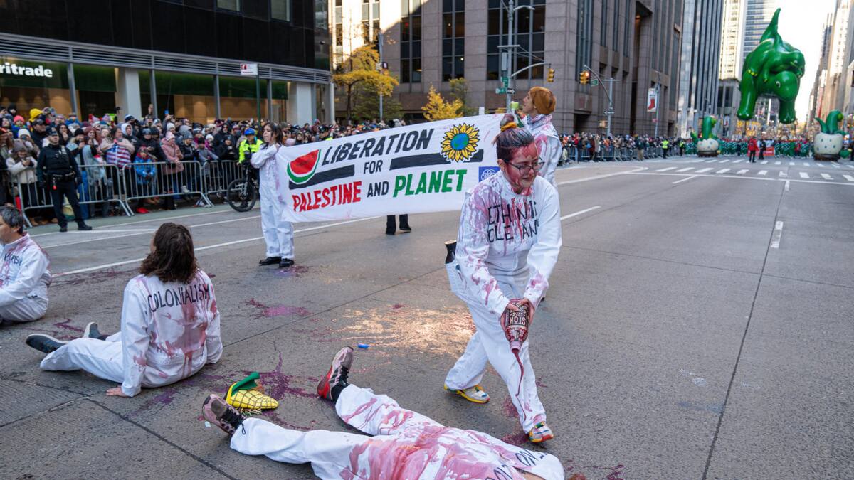 Protestas en el desfile del Día de Acción de Gracias. Foto: EFE