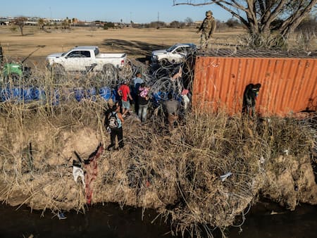 Migrantes cruzan hacia Texas. Foto: Reuters