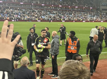 La emoción del Dibu Martínez. Foto: X @tkenny46