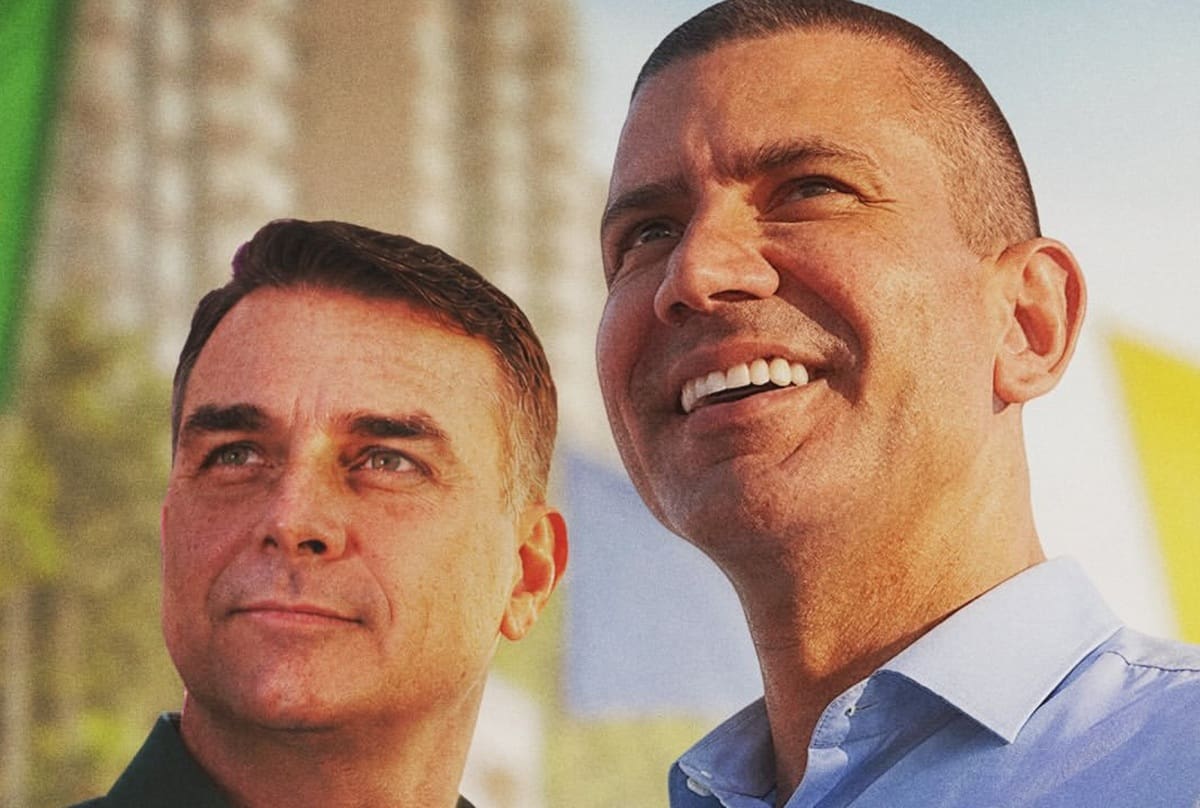 Douglas Raus y Flávio Bolsonaro en una imagen institucional.