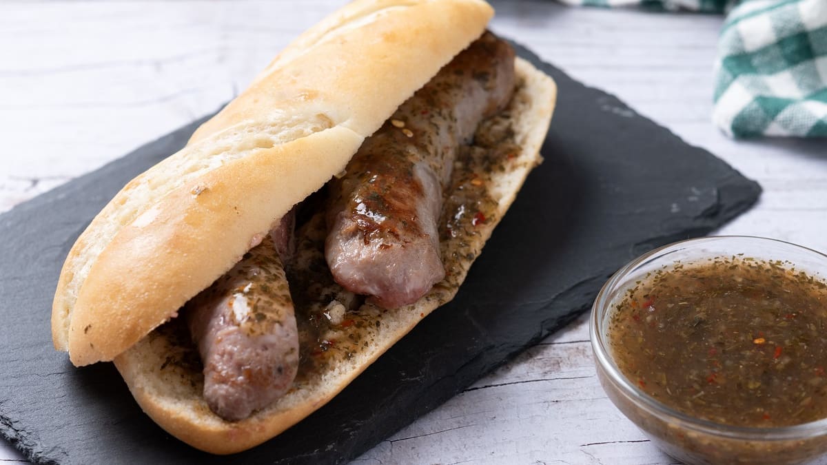 El choripán es una de las comidas más emblemáticas de la Argentina.