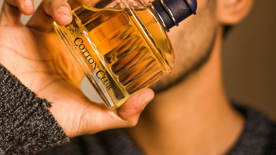 Los 5 perfumes masculinos ideales para el invierno. Foto PEXELS