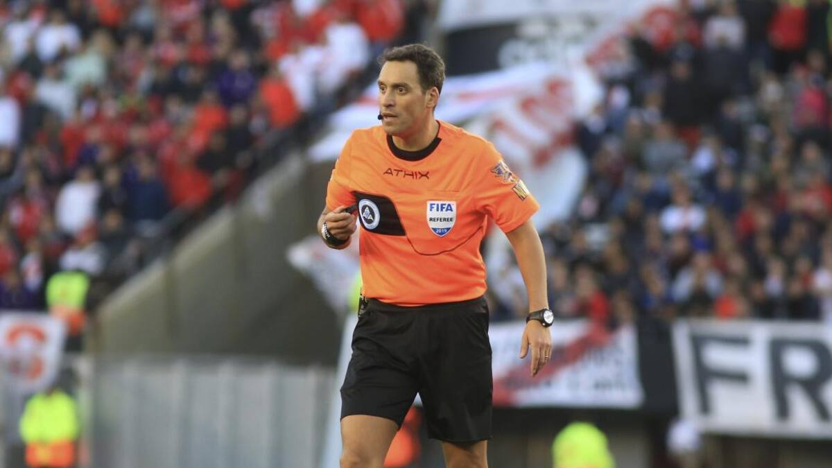 El arbitro Fernando Rapallini durante el superclasico en el estadio Monumental, NA