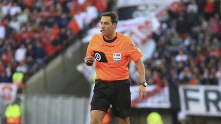 El arbitro Fernando Rapallini durante el superclasico en el estadio Monumental, NA