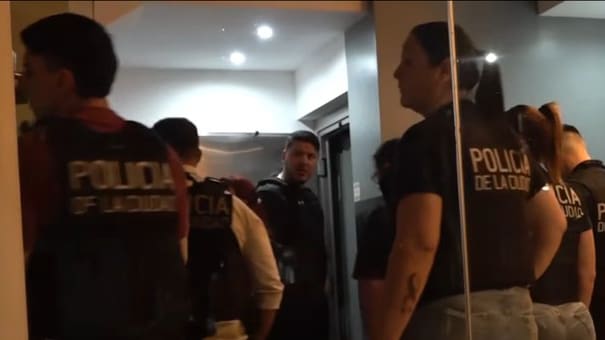 Tras un allanamiento en su departamento, encontraron a Lourdes de Bandana y detuvieron al novio