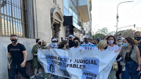 Dalma Maradona, Claudia Villafañe y Gianinna Maradona en marcha por muerte de Diego