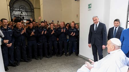 El papa Francisco en su visita a una cárcel romana. Foto: Reuters