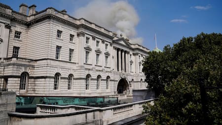 Incendio en un edificio histórico en Londres. Foto: Reuters.