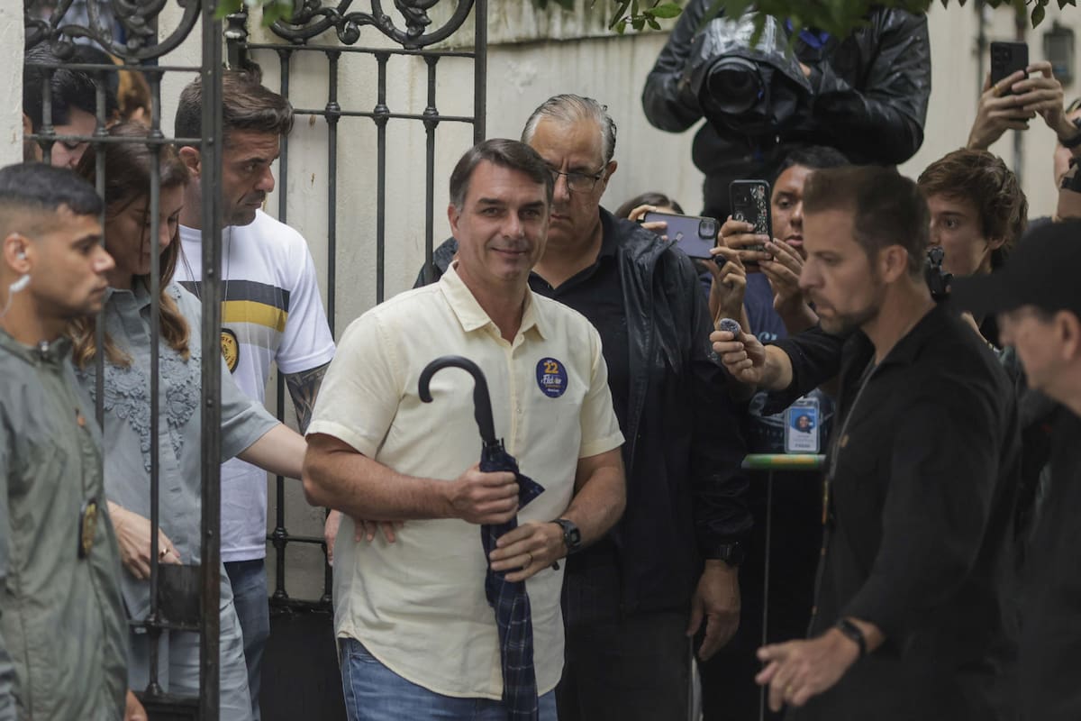 Flávio Bolsonaro votó en Rio de Janeiro: “Llegó el momento de cambiar”