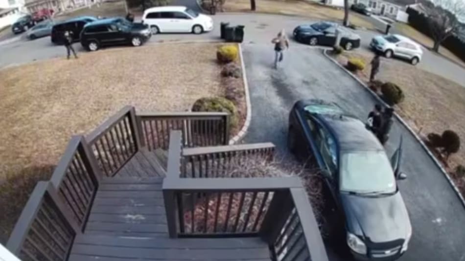 Ecuatoriano salía a trabajar en Estados Unidos y fue detenido por Migración. Foto: captura de video.