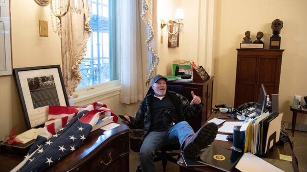 Asalto al Capitolio: condenaron al hombre que puso los pies en el escritorio de Nancy Pelosi