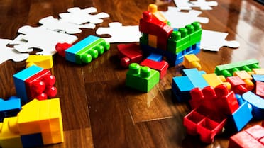 Cuidado con las compras navideñas: prohíben un juguete que puede dañar la salud de los niños