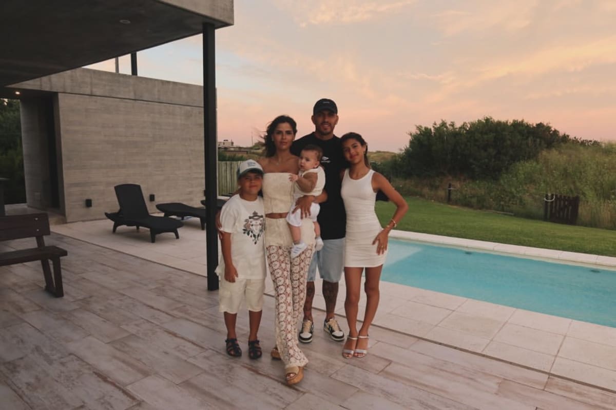 Leandro Paredes junto a Camila Galante y sus hijos