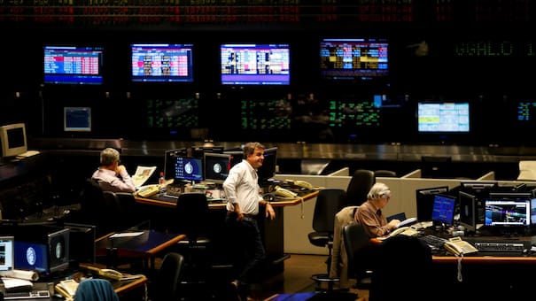 El dólar cerró en $1.475 y el riesgo país cayó a 633 puntos