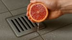 Rejillas con mal olor: el truco casero con pomelo que ayuda a desinfectar el baño y perfumar el hogar
