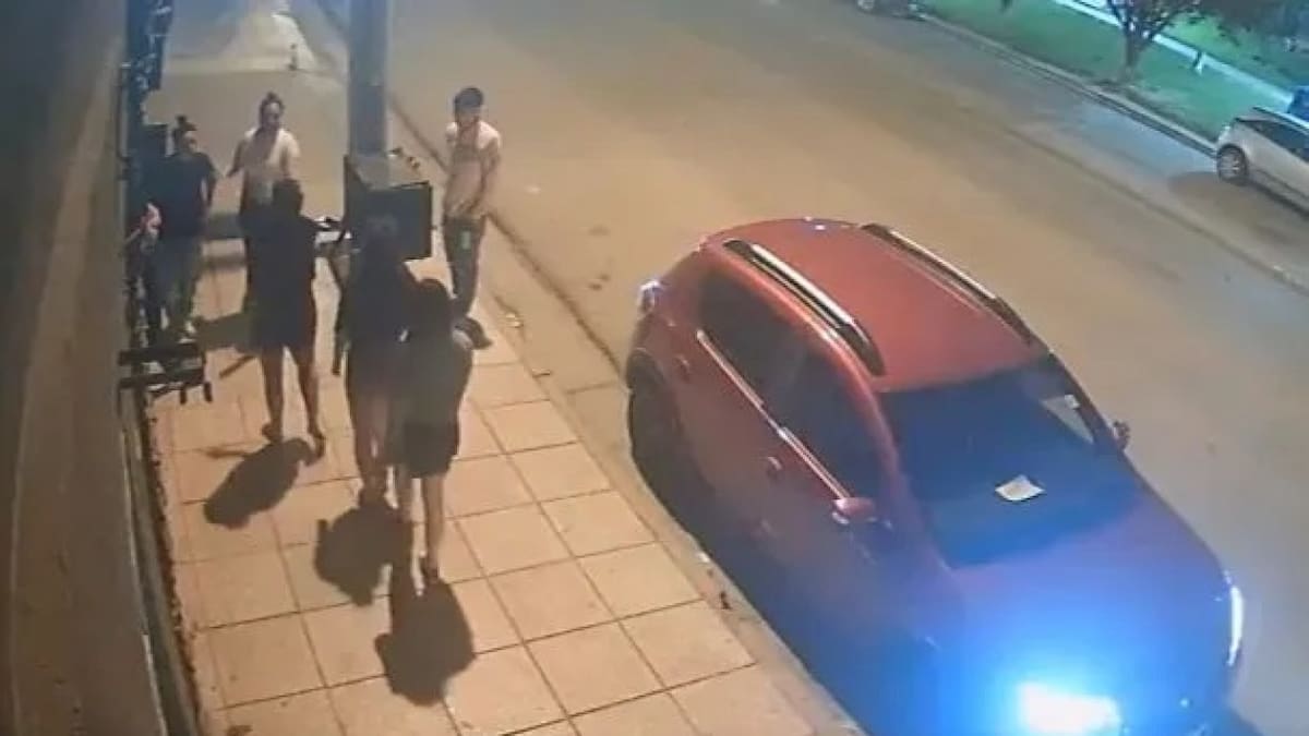 Salvaje agresión a una joven a la salida de un boliche en Comodoro Rivadavia. Foto: Captura de video.