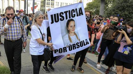 Marcha por Úrsula Bahillo, su madre sosteniendo su foto, NA