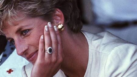 Lady Di con su anillo de zafiro. Fuente: Garrad