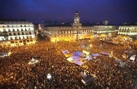 Miles de personas se reúnen en la Puerta del Sol para celebrar Año Nuevo.