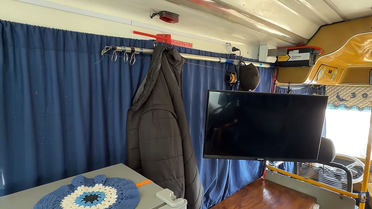 Es mecánico y convirtió un micro escolar en una casa rodante con energía solar e internet.