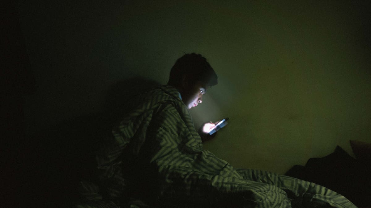Por qué es importante evitar las pantallas antes de ir a dormir. Foto: Unsplash.