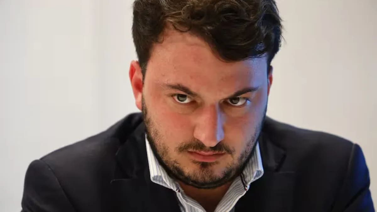 “Basta de pagar la educación de extranjeros que nos odian”: la polémica iniciativa del libertario Agustín Romo