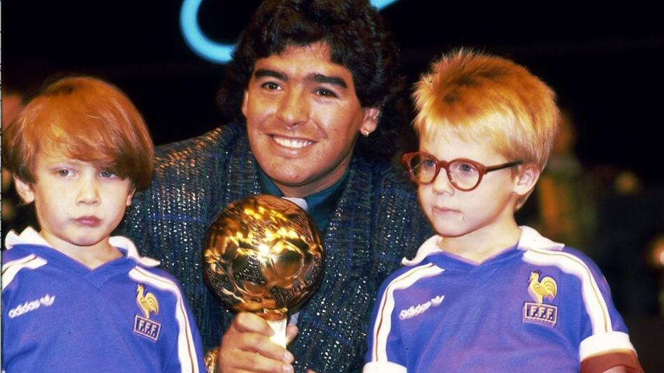 Diego Maradona con el Balón de Oro del Mundial de Mexico 1986.