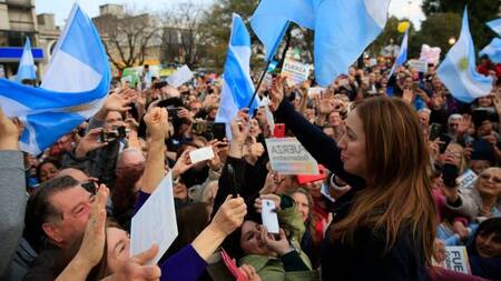 María Eugenia Vidal en Morón durante la marcha a su favot