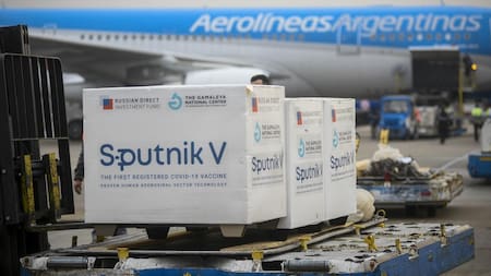 Arribaron al país más de 500 mil vacunas Sputnik para la segunda dosis, NA