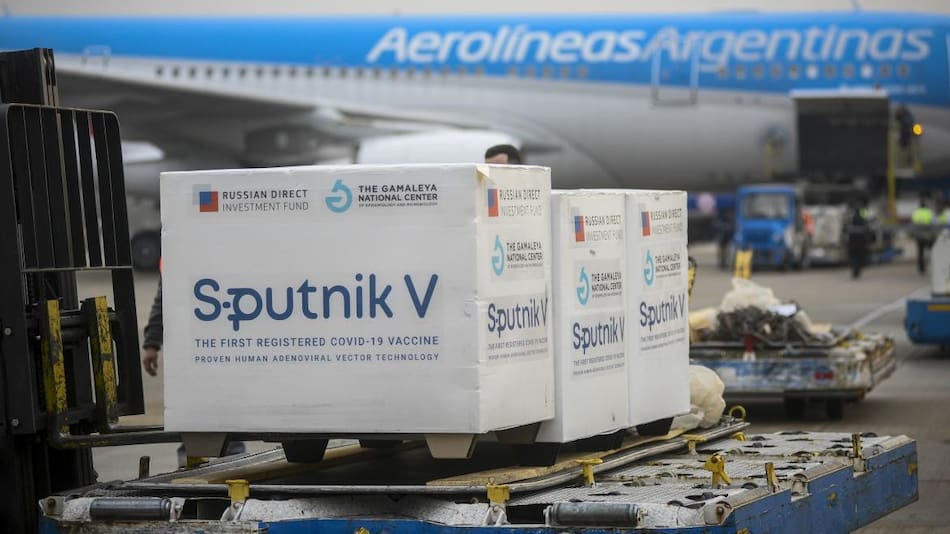 Arribaron al país más de 500 mil vacunas Sputnik para la segunda dosis, NA