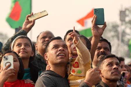La gente observa a los paracaidistas de la Fuerza Aérea India durante la celebración del 53º Vijay Diwas. Foto: PIYAL ADHIKARY/EFE