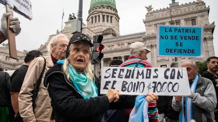 Marcha de jubilados en el Congreso: tensión y enfrentamiento entre policías y manifestantes