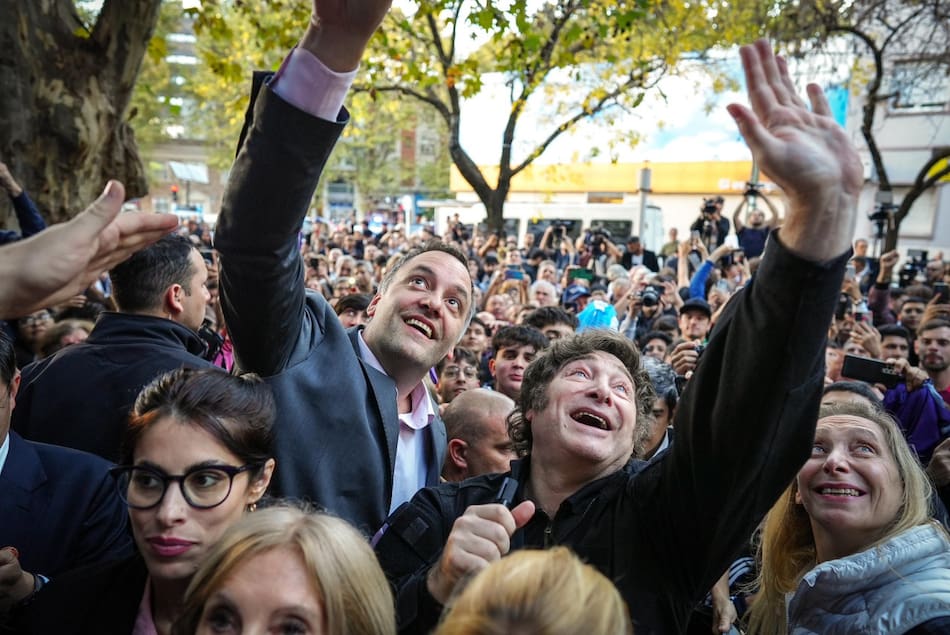 Manuel Adorni junto a Javier y Karina Milei. Foto: X @madorni