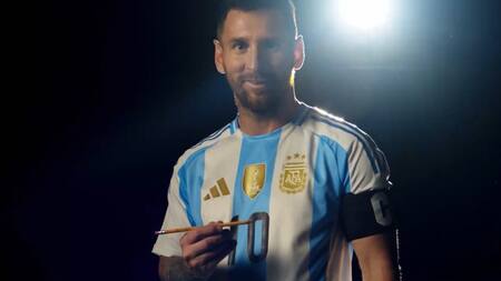 Lionel Messi con la nueva camiseta de la Selección argentina. Foto: Captura de video.